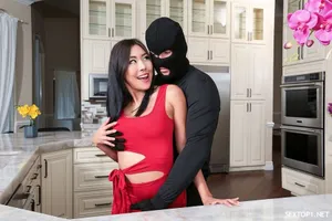 MMUS-070-C Cô gái xinh đẹp khiêu khích quỷ nhỏ