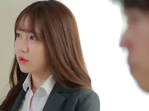 Bể nhỏ phụ nữ trẻ phụ nữ béo sâu bên dưới