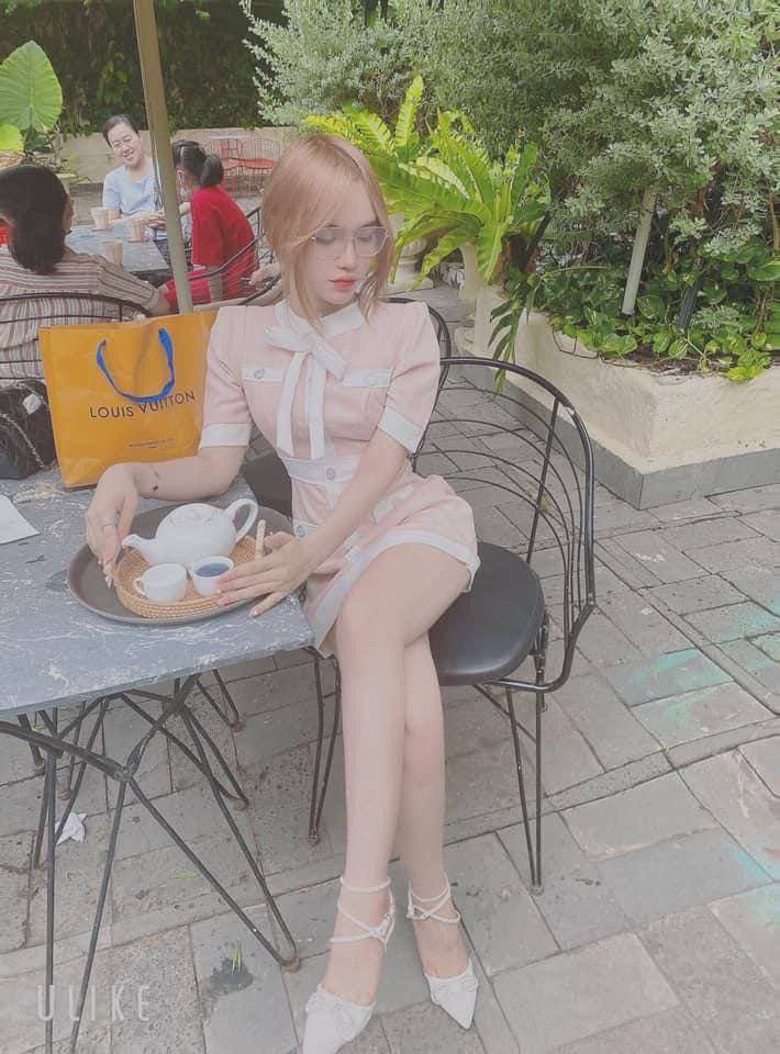 Ông Đường, bậc thầy K-shang duy nhất trong toàn bộ mạng lưới, với ánh đèn sáng, rượu và phụ nữ, tiếng hát, và những người phụ nữ xinh đẹp lần lượt đến, tôi đã chọn cô gái dịu dàng 19 tuổi tốt nhất với bộ ngực và hông đẹp và nhanh chóng quan hệ tình dục