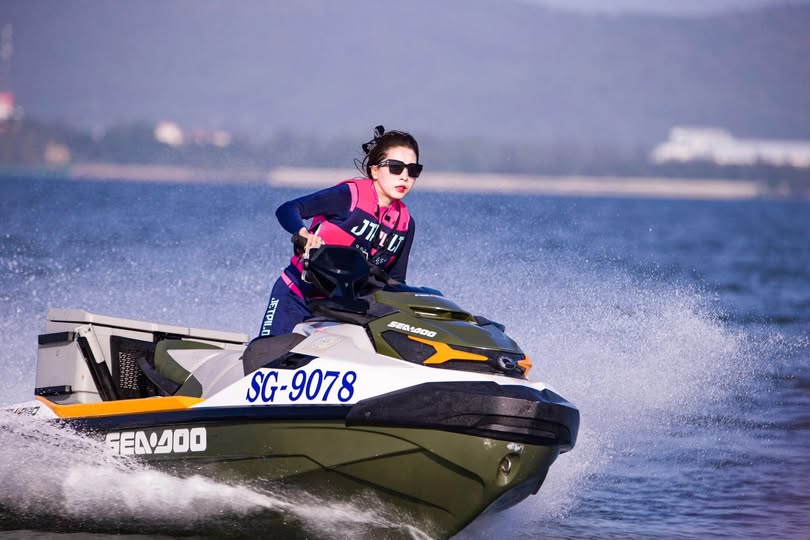 Đã ai làm gì đâu, mới móc bằng 1 ngón em đã bắn nước ướt cả tay